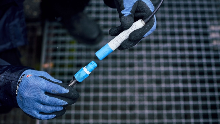 變送器小巧輕便，搭配Memosens 數(shù)字式傳感器使用